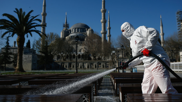 Χιλιάδες αποκλεισμένοι στο αεροδρόμιο της Κωνσταντινούπολης μετά την αναστολή πτήσεων λόγω κορωνοϊού